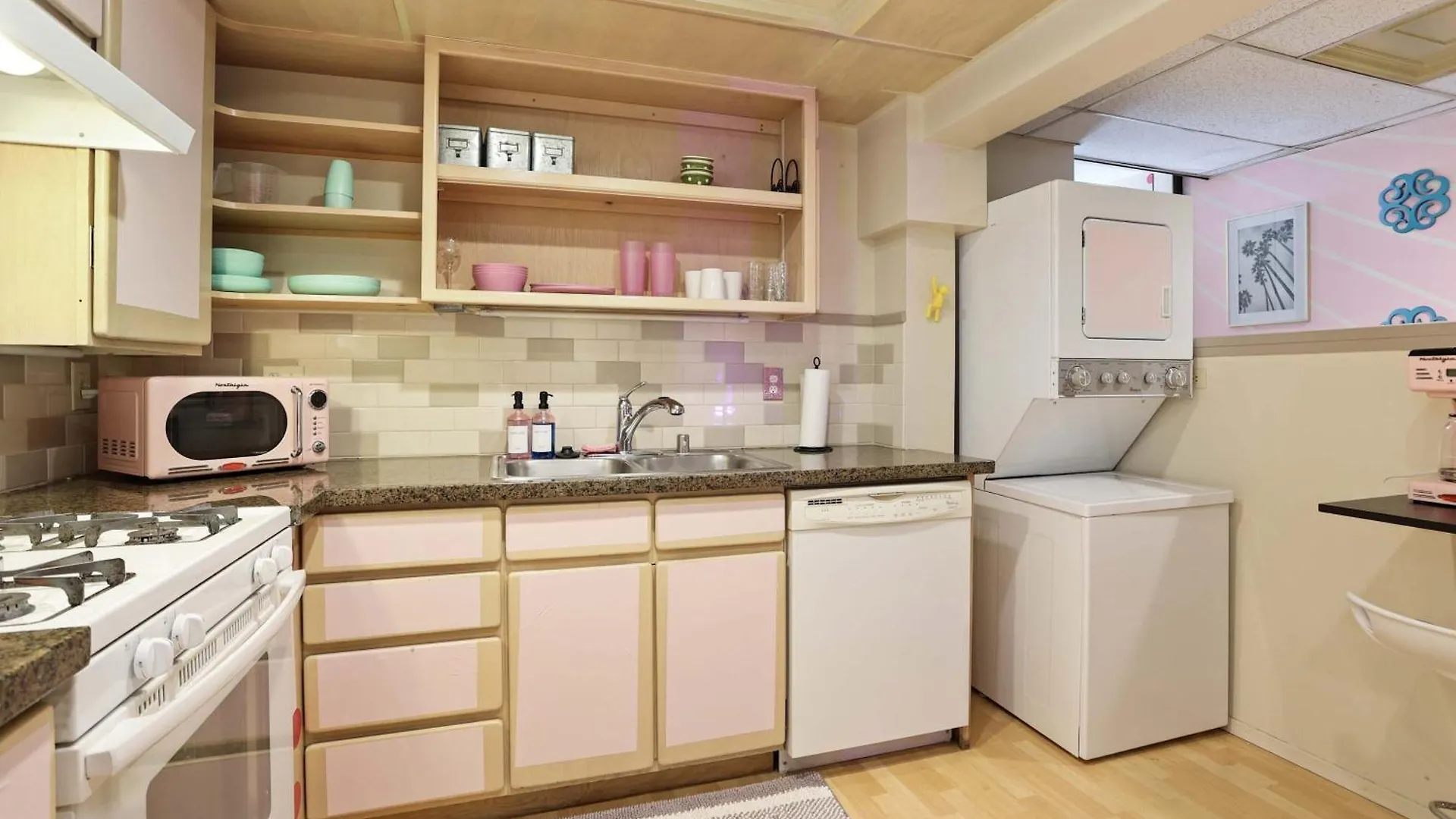 Apartment Barbiecore Dream Pad In Sacramento